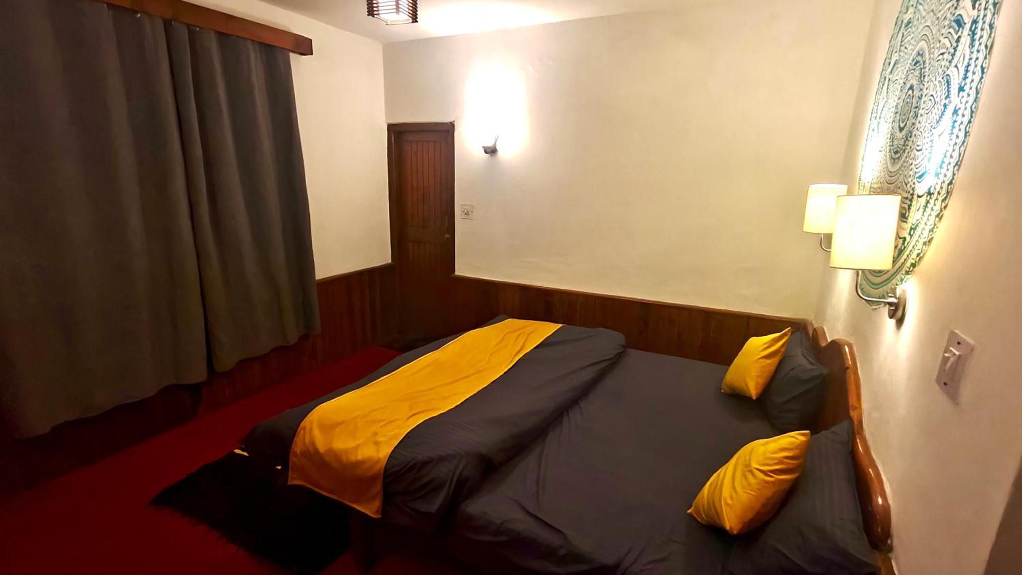 Basecamp Manali Hostel Room photo