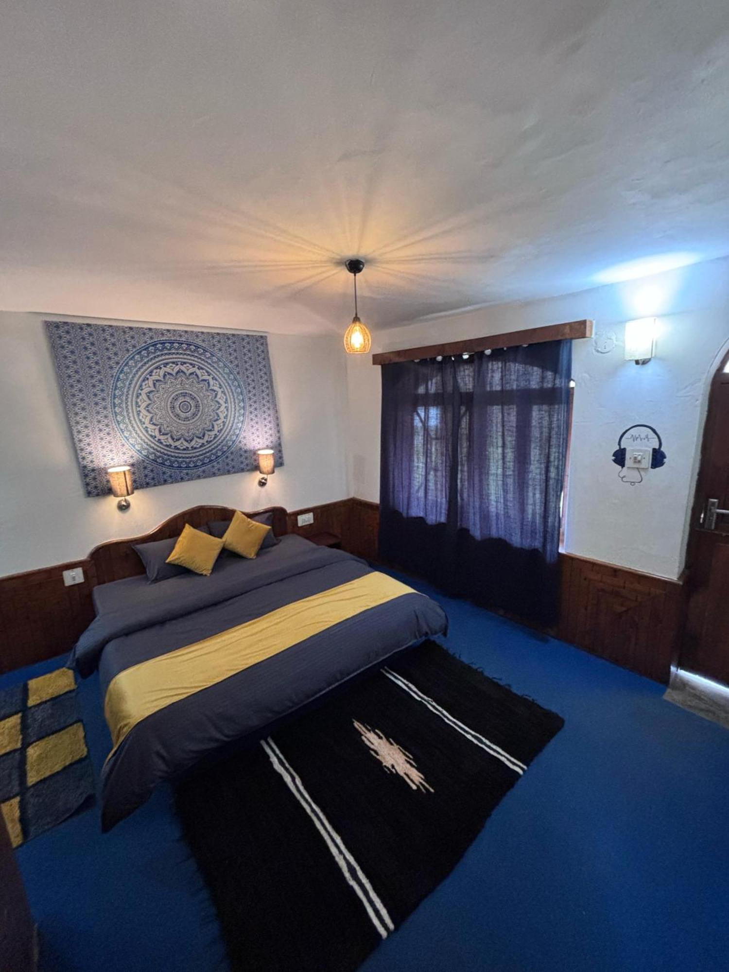 Basecamp Manali Hostel Room photo